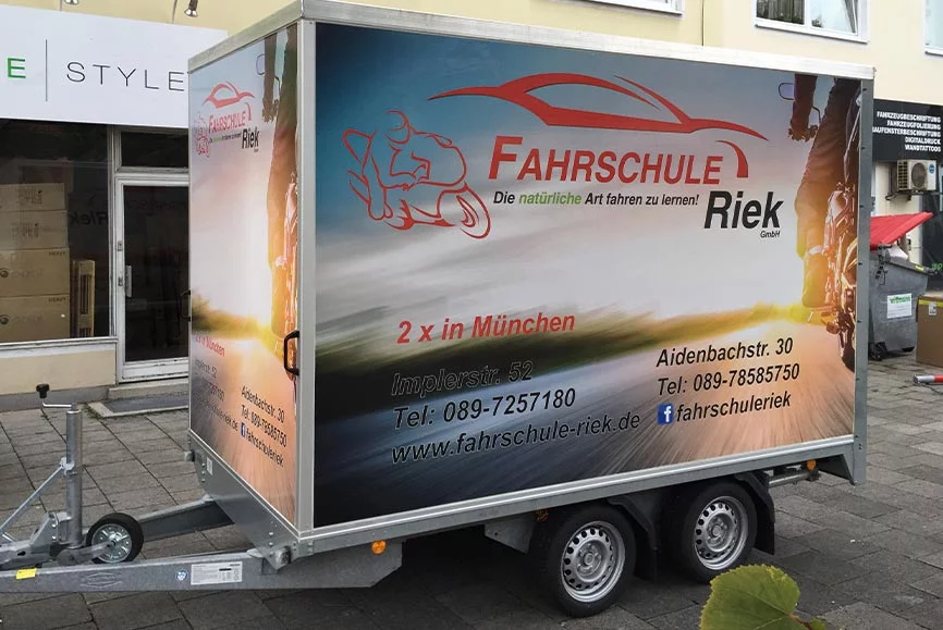 anhaenger-beschriftung-muenchen-fahrschule Anhänger Beschriftung in München für Fahrschulen