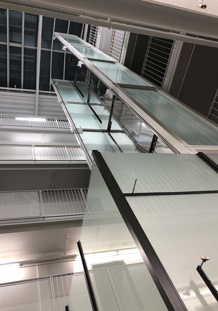 Milchglasfolie für Aufzug als Sichtschutz